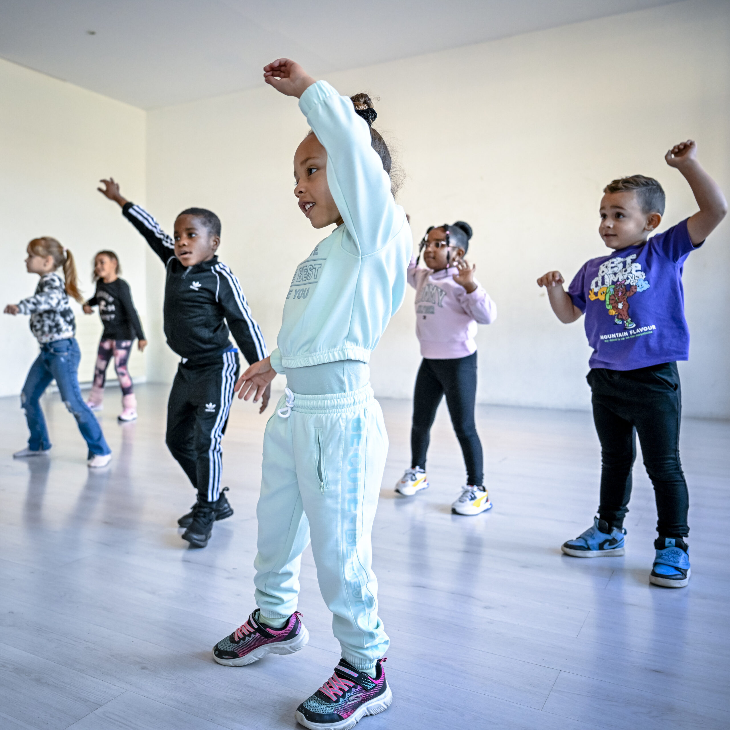 Kinderen dansen enthousiast tijdens een dansles bij Got2Groove Rotterdam